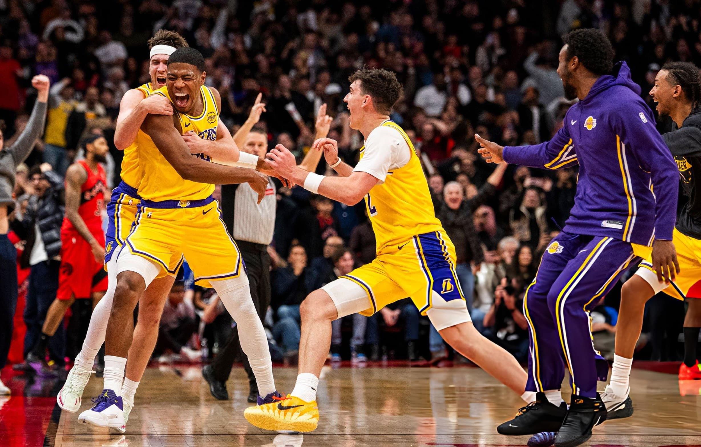 Lakers vence com cesta no estouro de Hachimura e show de Reaves