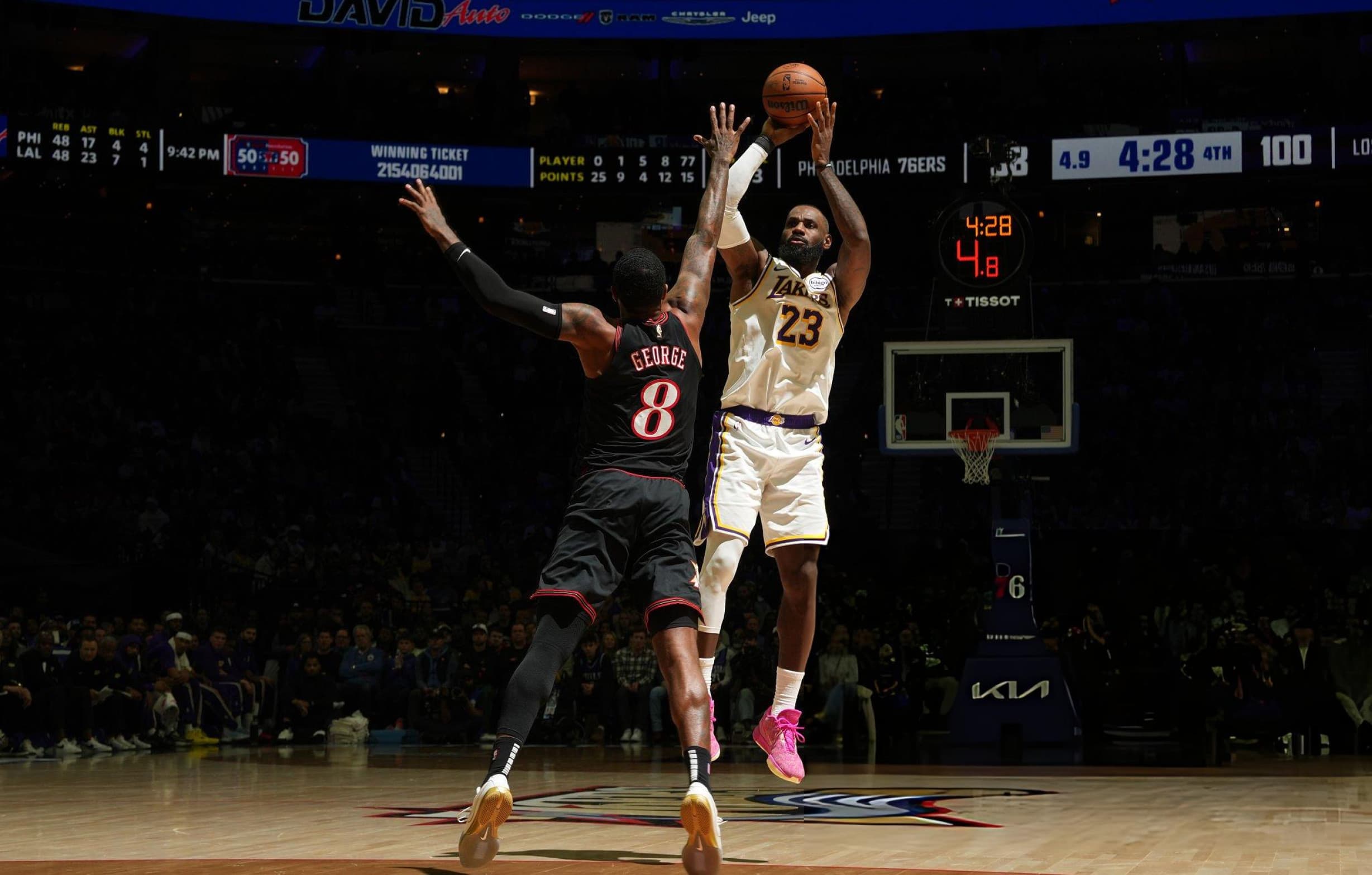 LeBron James decide e Lakers vence Sixers