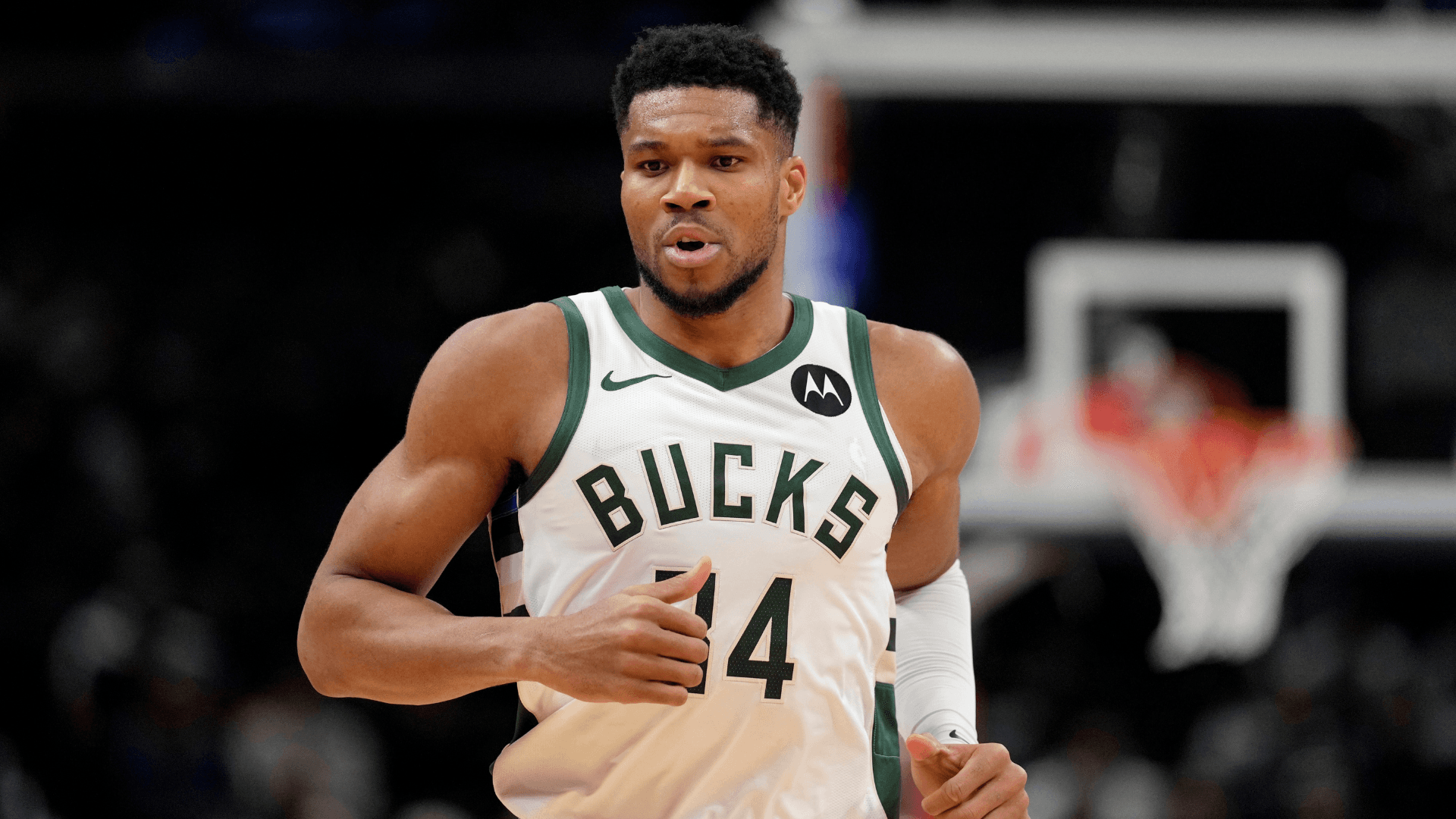 Giannis Antetokounmpo agita o mercado da NBA